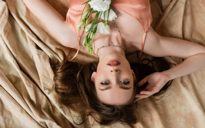 beautiful woman posing for boudoir photoshoot