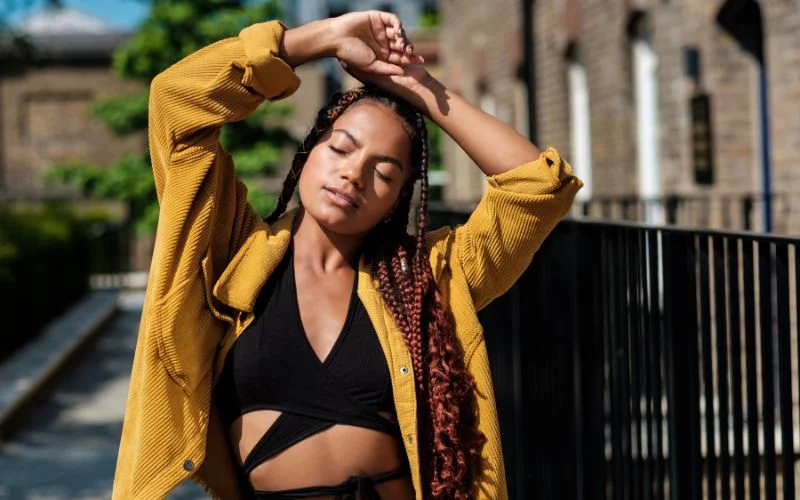 arms stretched female poses