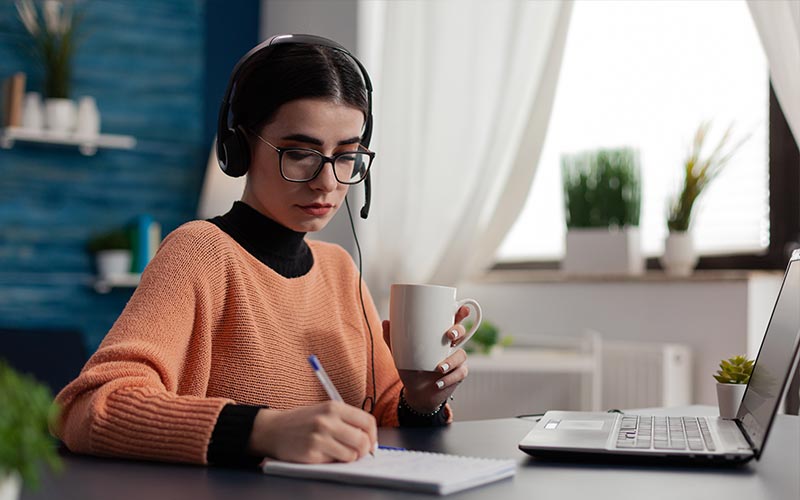 A femal photography enthusiast learning about photography through an online course