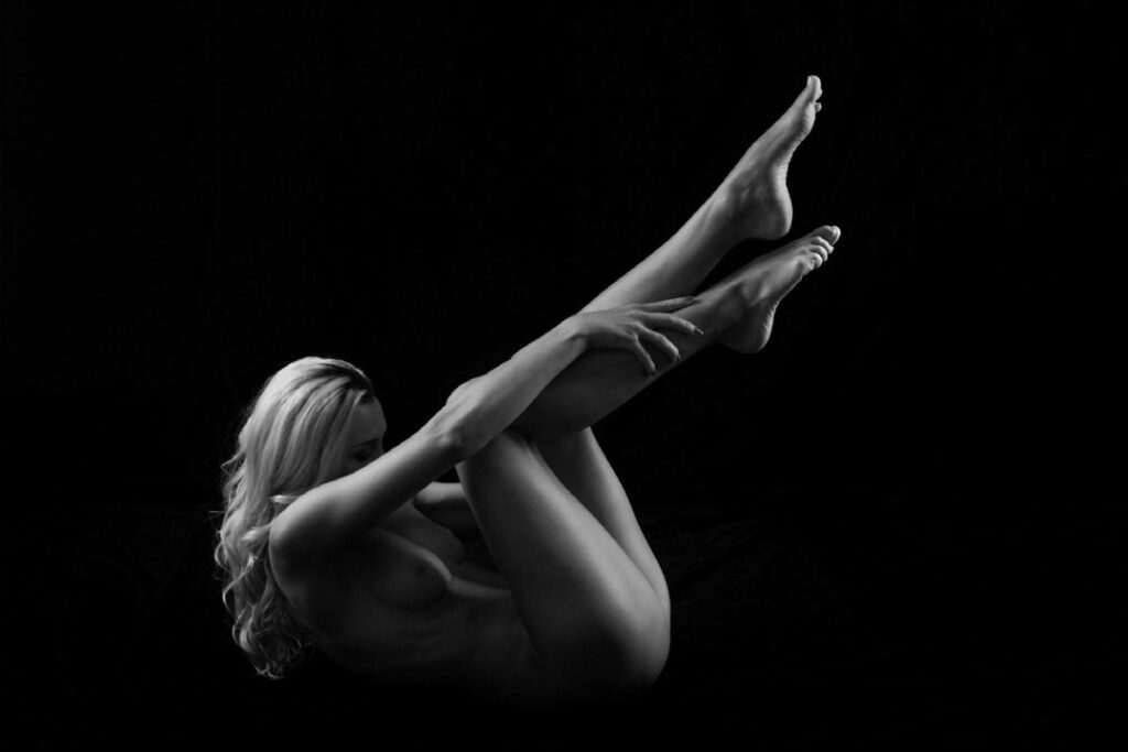 nude model pose, capture dramatic nude photography, master nude art photography