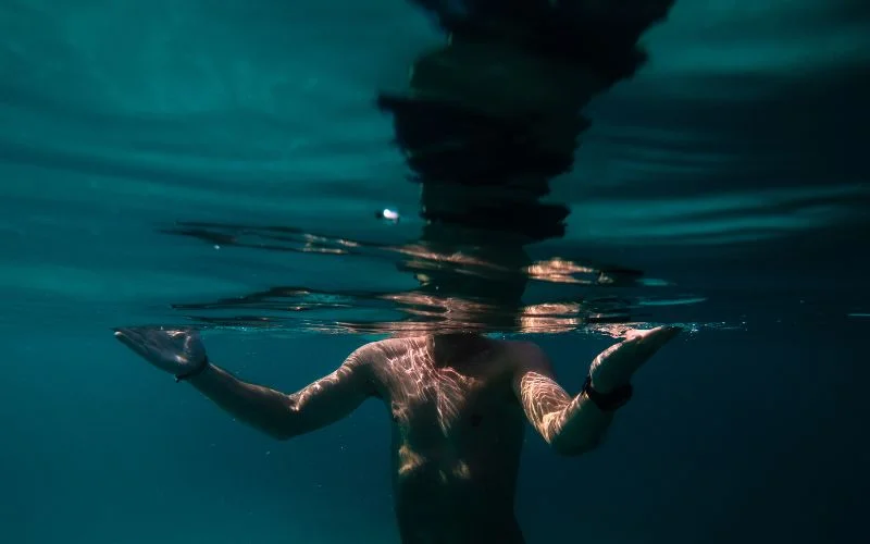 reflections underwater nude poses