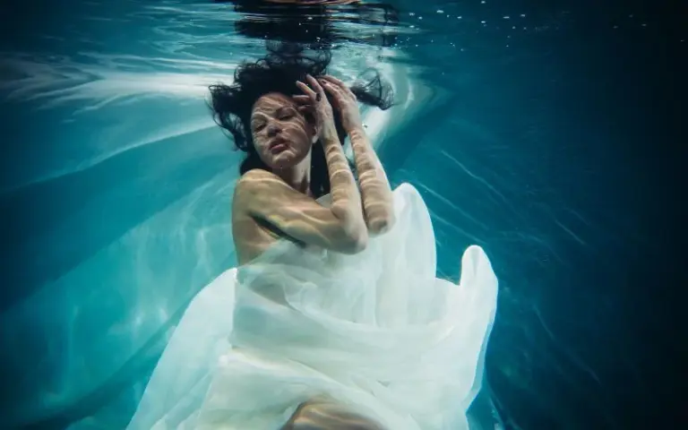 underwater nude poses featured image