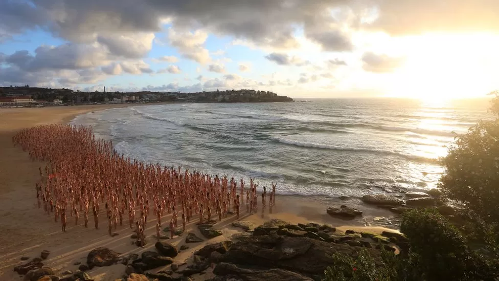 bondi beach spencer tunick photoshoot