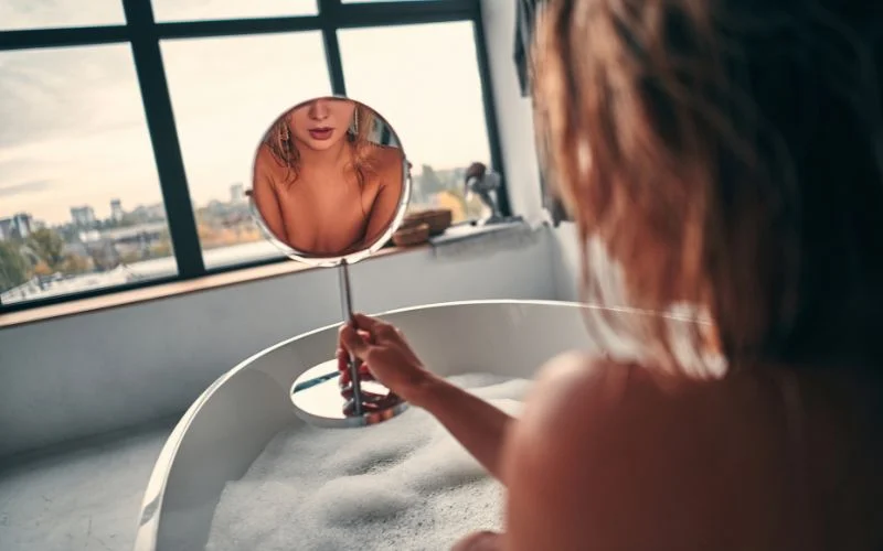 Showing face in mirror selfie