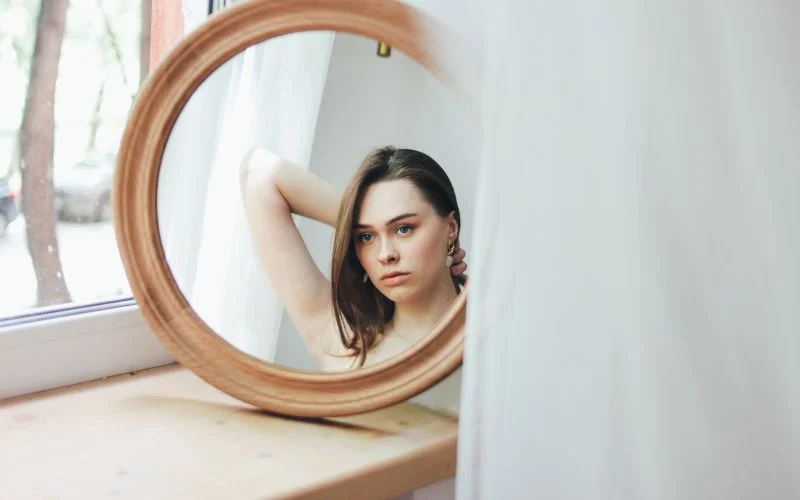 elegant nude mirror pic