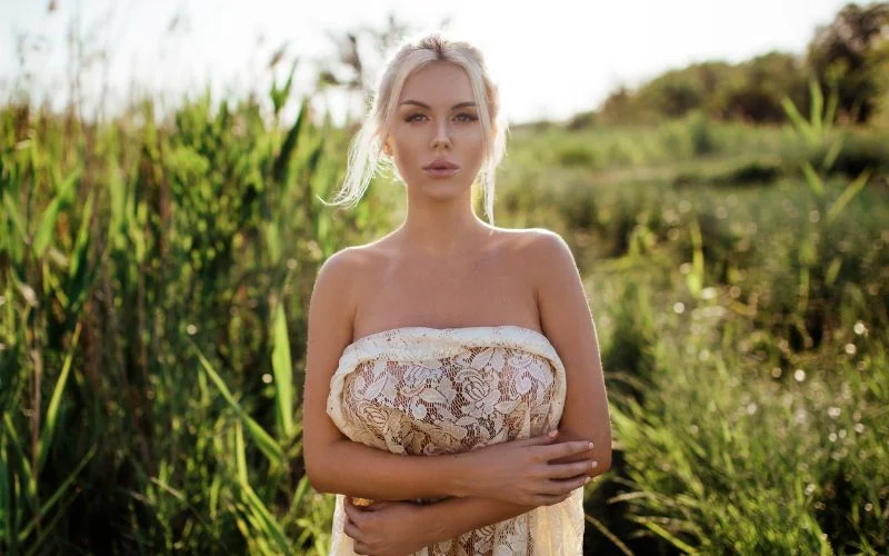 Back pose for nude wedding shoot, nude wedding bridal photo, outdoor nude bridal photo, outdoor nude wedding photos