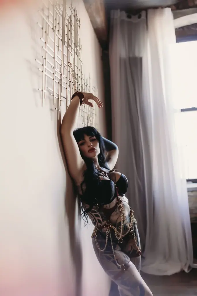 Black lingerie boudoir photoshoot