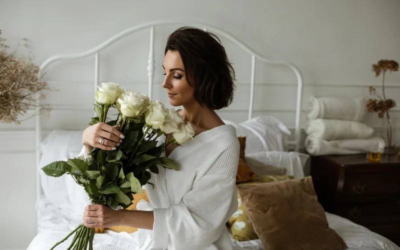 bed poses for photoshoot, cozy vibes photoshoot with bouquet