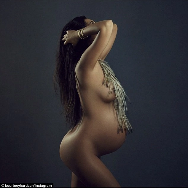 Kourtney Kardashian Pregnancy photos, Kourtney Kardashian Nude photoshoot