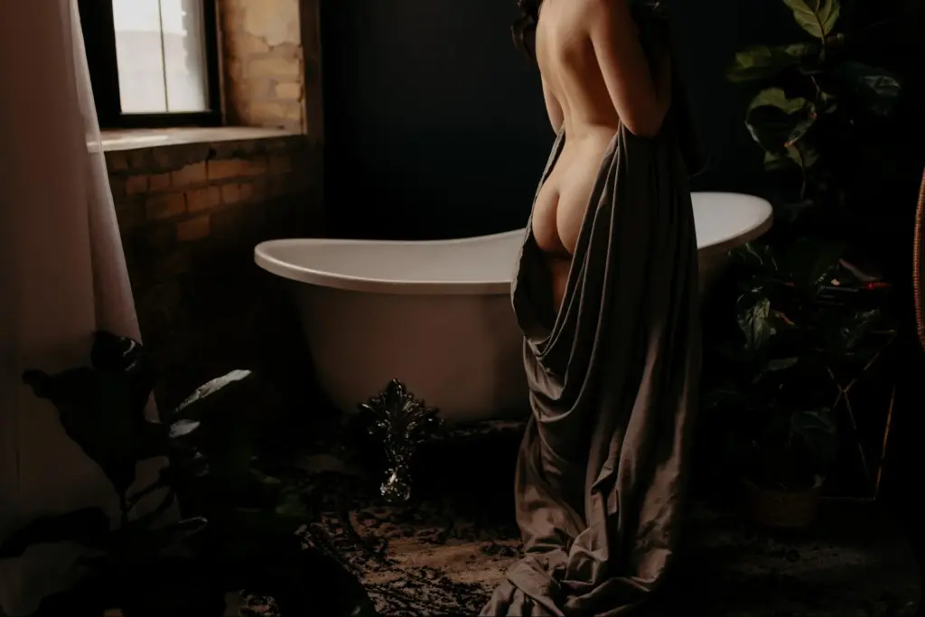 boudoir photography back pose