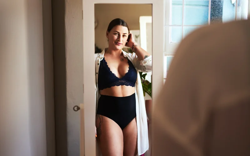 confident nude poses, plus size portrait poses, empowering boudoir poses