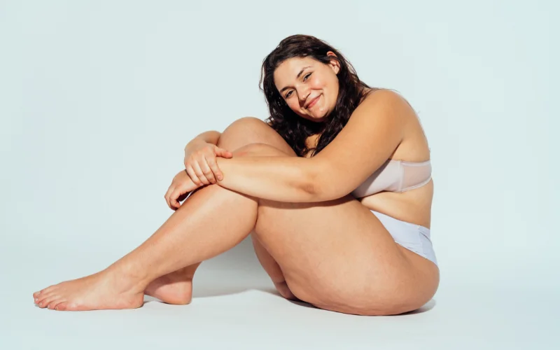 posing plus size clients, elegant nude poses, soft light boudoir