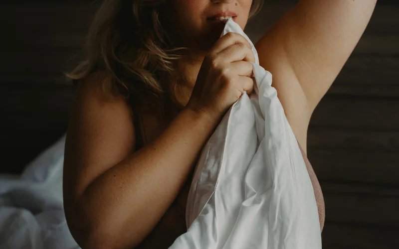 elegant nude poses, soft light boudoir, curvy silhouette poses