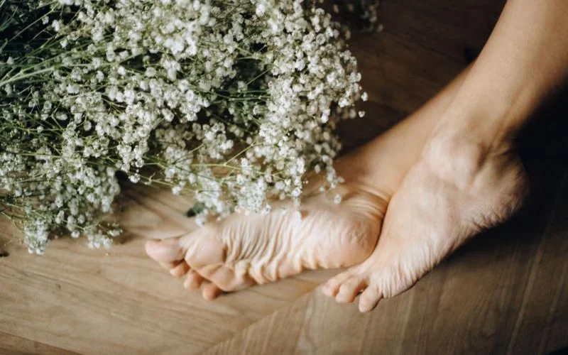 how to click feet pics, feet pic tips, feet pic ideas, sexy feet pic ideas, ideas for feet pics, feet photo ideas