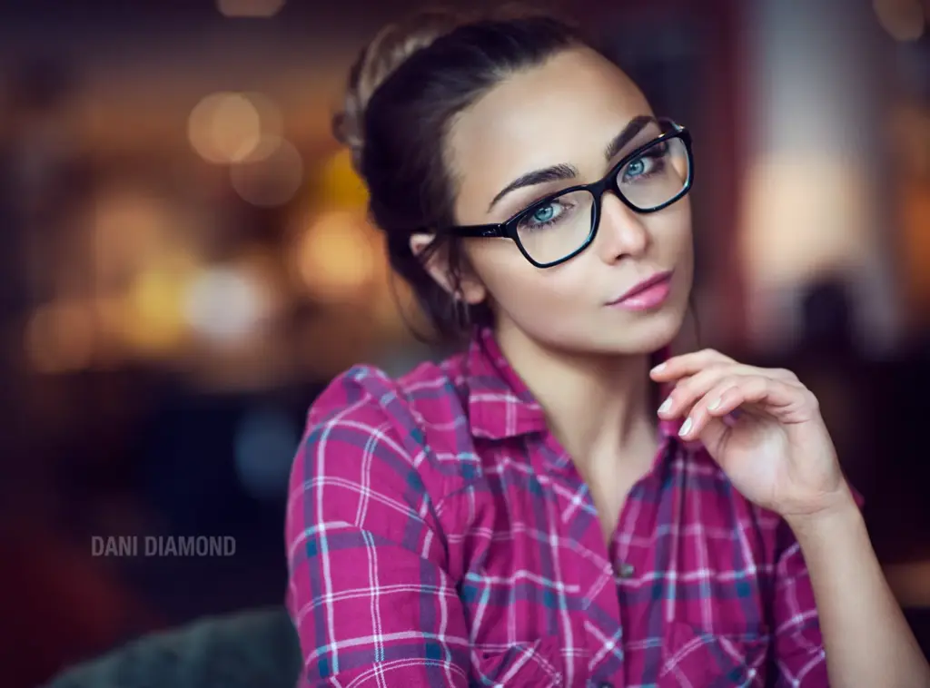 model with spectacles