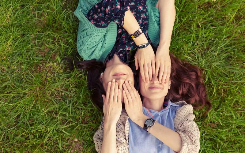 best friend poses for 2 female, best friend photoshoot poses, best friend photo pose, girl best friend photoshoot ideas, best friend poses for 2, friends photo ideas, best friend poses, friend poses, bestie photo pose, friend photo pose, poses with best friend