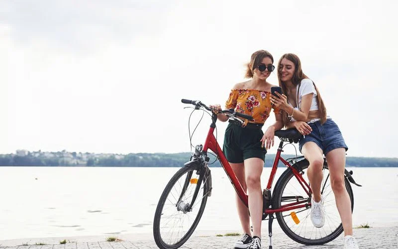 best friend poses for 2 female, best friend photoshoot poses, best friend photo pose, girl best friend photoshoot ideas, best friend poses for 2, friends photo ideas, best friend poses, friend poses, bestie photo pose, friend photo pose, poses with best friend