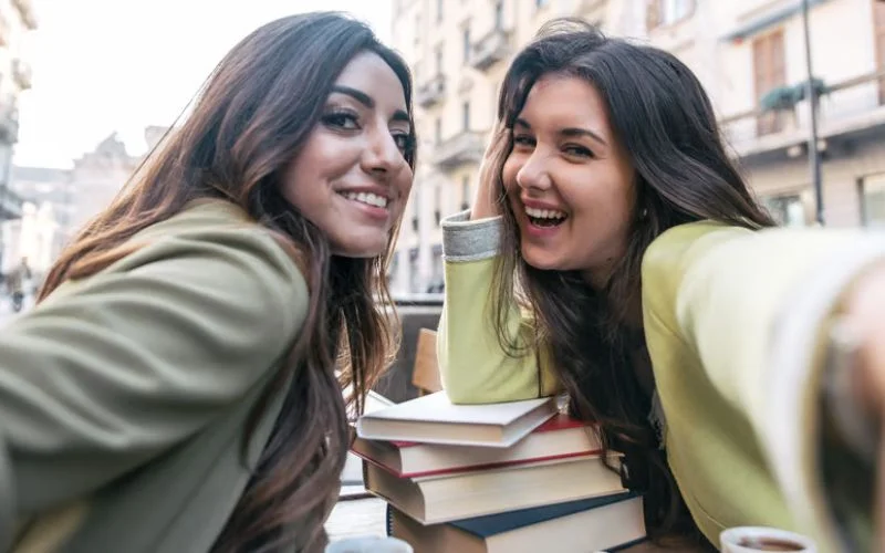 best friend poses for 2 female, best friend photoshoot poses, best friend photo pose, girl best friend photoshoot ideas, best friend poses for 2, friends photo ideas, best friend poses, friend poses, bestie photo pose, friend photo pose, poses with best friend