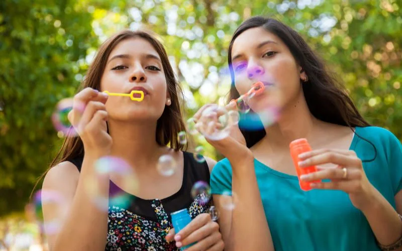 best friend poses for 2 female, best friend photoshoot poses, best friend photo pose, girl best friend photoshoot ideas, best friend poses for 2, friends photo ideas, best friend poses, friend poses, bestie photo pose, friend photo pose, poses with best friend