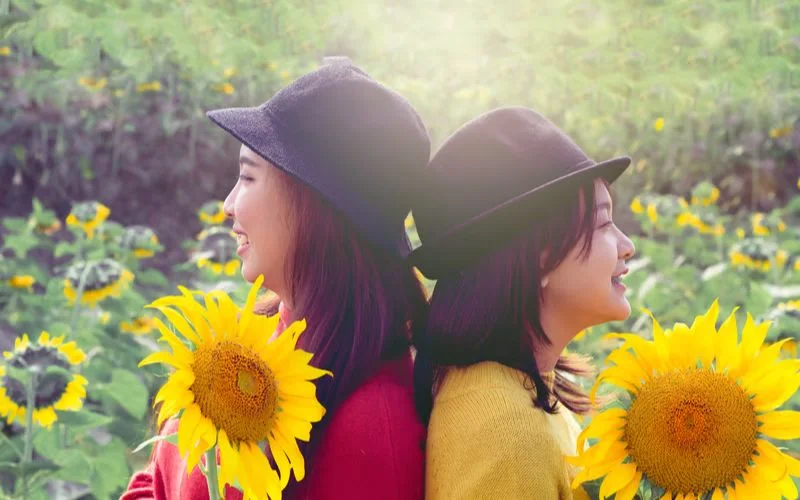 best friend poses for 2 female, best friend photoshoot poses, best friend photo pose, girl best friend photoshoot ideas, best friend poses for 2, friends photo ideas, best friend poses, friend poses, bestie photo pose, friend photo pose, poses with best friend