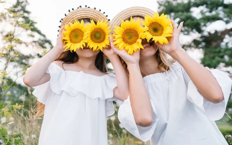 best friend poses for 2 female, best friend photoshoot poses, best friend photo pose, girl best friend photoshoot ideas, best friend poses for 2, friends photo ideas, best friend poses, friend poses, bestie photo pose, friend photo pose, poses with best friend