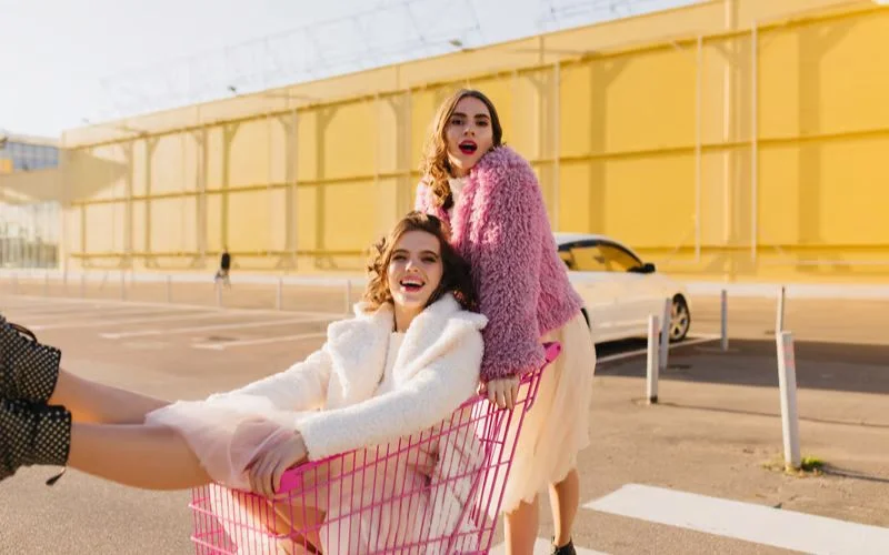 best friend poses for 2 female, best friend photoshoot poses, best friend photo pose, girl best friend photoshoot ideas, best friend poses for 2, friends photo ideas, best friend poses, friend poses, bestie photo pose, friend photo pose, poses with best friend