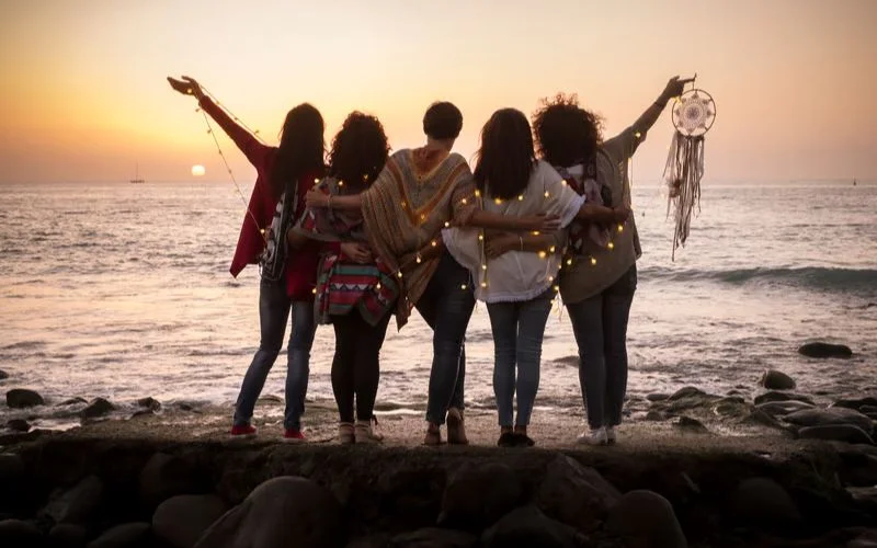 best friend poses for 2 female, best friend photoshoot poses, best friend photo pose, girl best friend photoshoot ideas, best friend poses for 2, friends photo ideas, best friend poses, friend poses, bestie photo pose, friend photo pose, poses with best friend