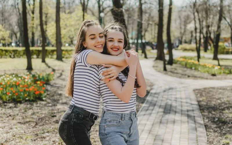 best friend poses for 2 female, best friend photoshoot poses, best friend photo pose, girl best friend photoshoot ideas, best friend poses for 2, friends photo ideas, best friend poses, friend poses, bestie photo pose, friend photo pose, poses with best friend