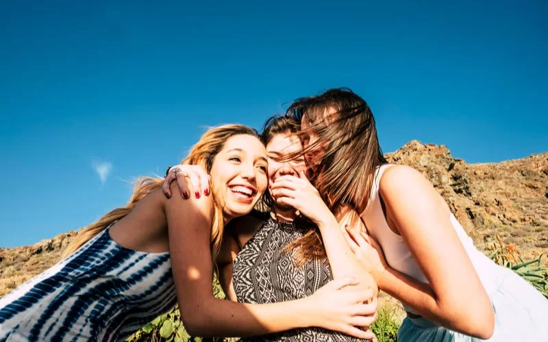 best friend poses for 2 female, best friend photoshoot poses, best friend photo pose, girl best friend photoshoot ideas, best friend poses for 2, friends photo ideas, best friend poses, friend poses, bestie photo pose, friend photo pose, poses with best friend