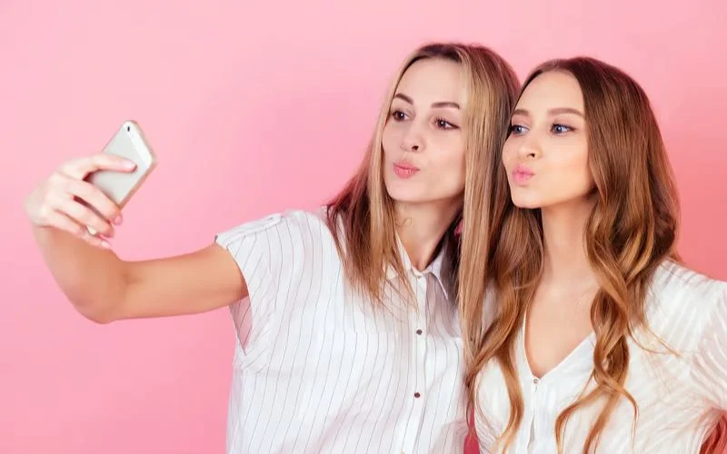 best friend poses for 2 female, best friend photoshoot poses, best friend photo pose, girl best friend photoshoot ideas