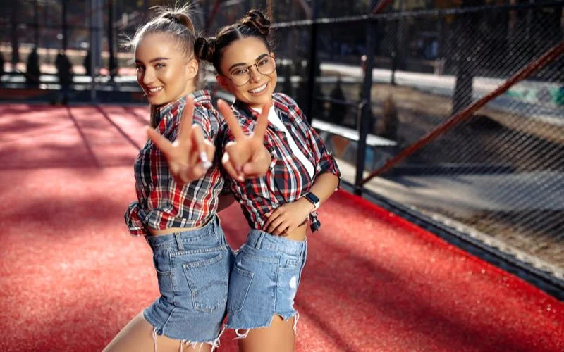 best friend poses for 2 female, best friend photoshoot poses, best friend photo pose, girl best friend photoshoot ideas, best friend poses for 2, friends photo ideas, best friend poses, friend poses, bestie photo pose, friend photo pose, poses with best friend