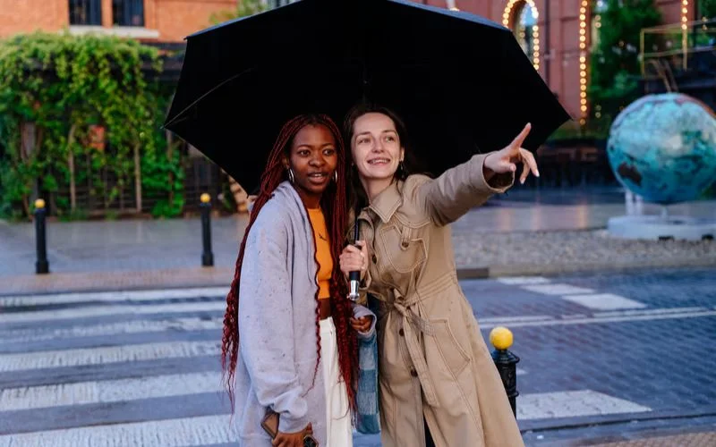 best friend poses for 2 female, best friend photoshoot poses, best friend photo pose, girl best friend photoshoot ideas, best friend poses for 2, friends photo ideas, best friend poses, friend poses, bestie photo pose, friend photo pose, poses with best friend