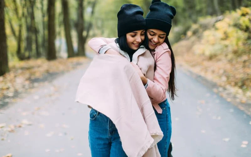 best friend poses for 2 female, best friend photoshoot poses, best friend photo pose, girl best friend photoshoot ideas, best friend poses for 2, friends photo ideas, best friend poses, friend poses, bestie photo pose, friend photo pose, poses with best friend