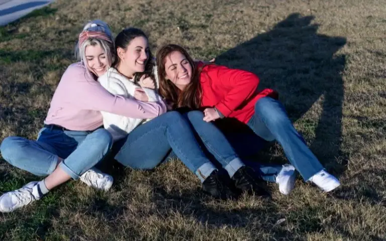 Best friend poses banner