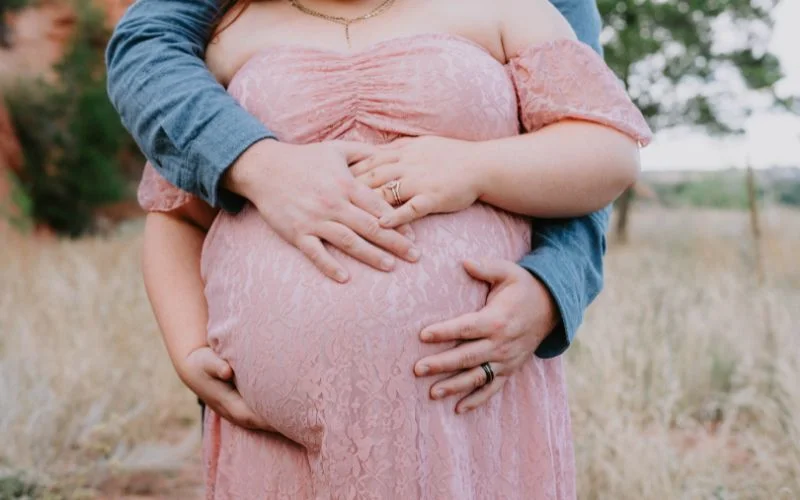 maternity shoot cute poses