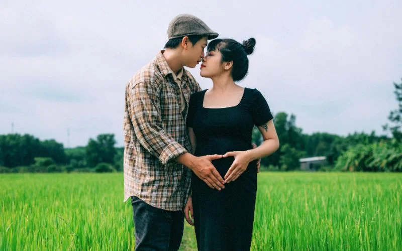 pregnancy photoshoot with husband