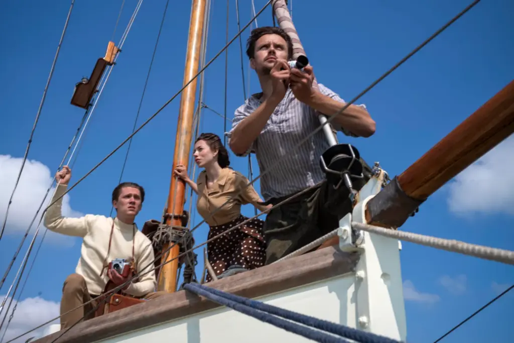 3 people enjoying sailing