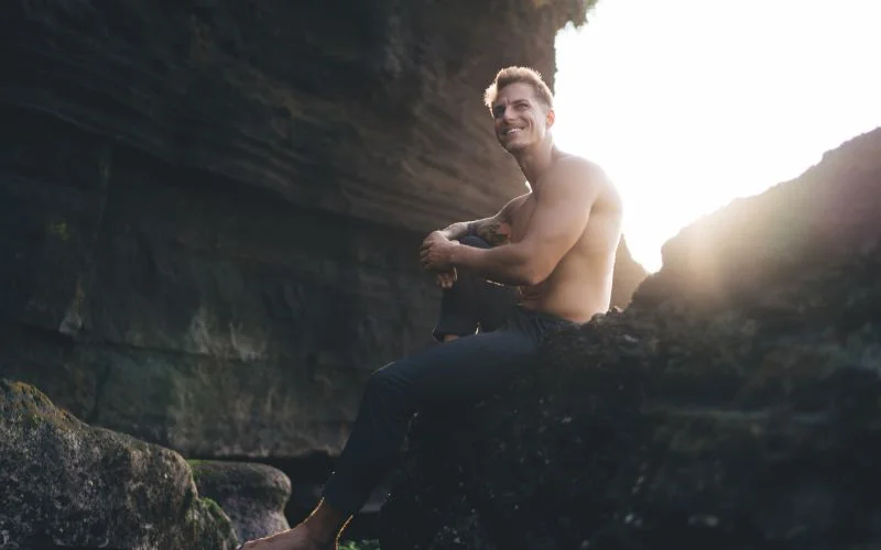 male nude poses in natures crevices