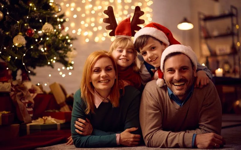 christmas photo, christmas poses for family, Christmas Family Photoshoot ideas