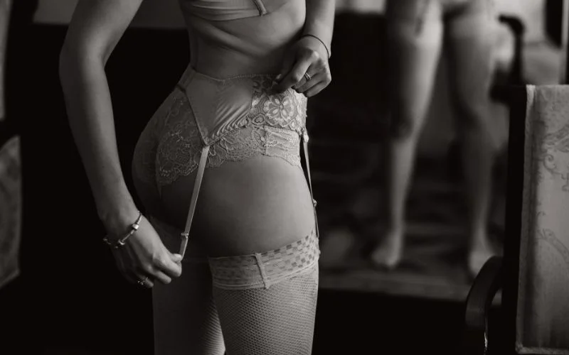 professional boudoir photo shoot ideas, what to wear for boudoir shoot, classy boudoir outfit ideas