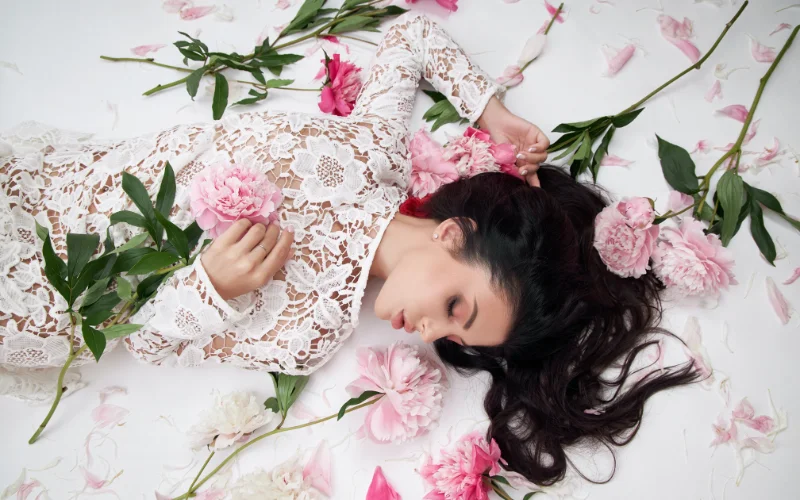 creative boudoir poses - floral theme