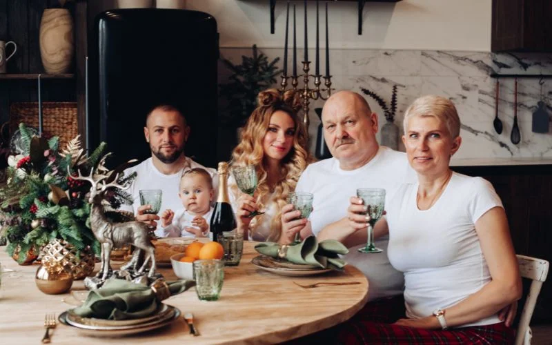 fun family photo poeses around the dinner table, Dining table family photo ideas