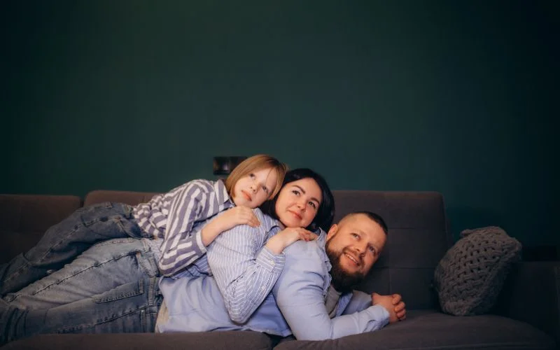 capture cozy couch moments, simple pose for family, couch pose