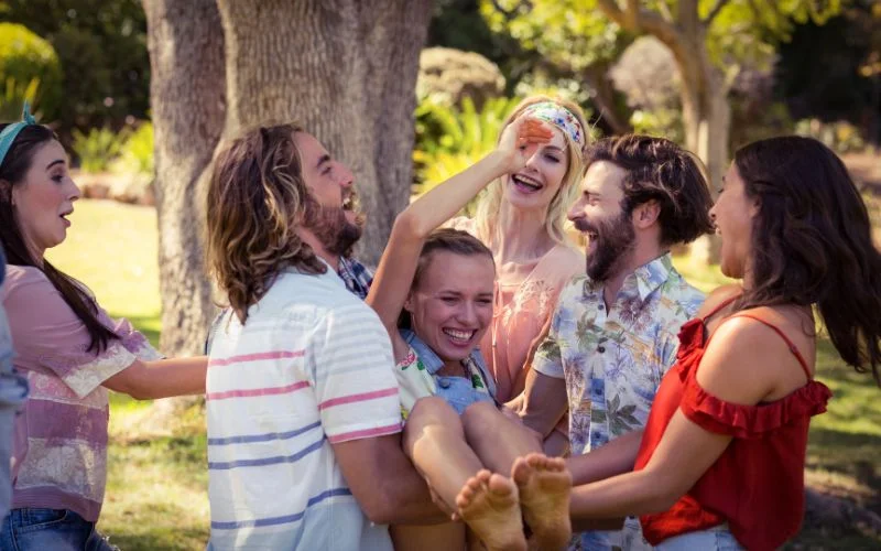 have a picnic, family picnic photo poses, family picnic photoshoot idea