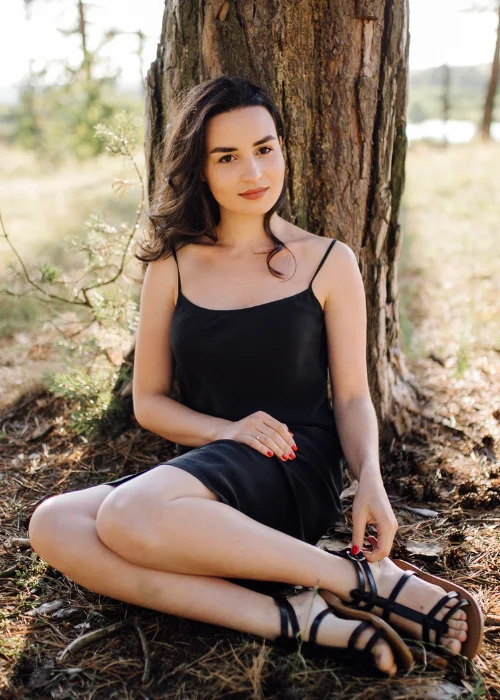 natural hand placement while clicking full body portraits