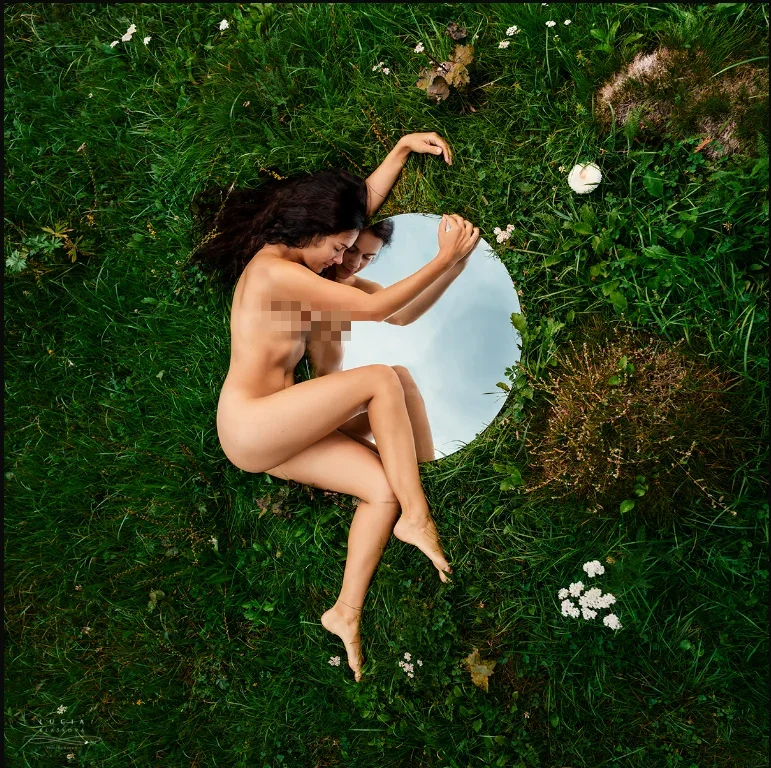 Mirror as a prop | Female nude photography