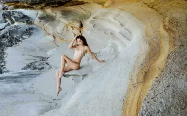 poses for nudes in nature-5