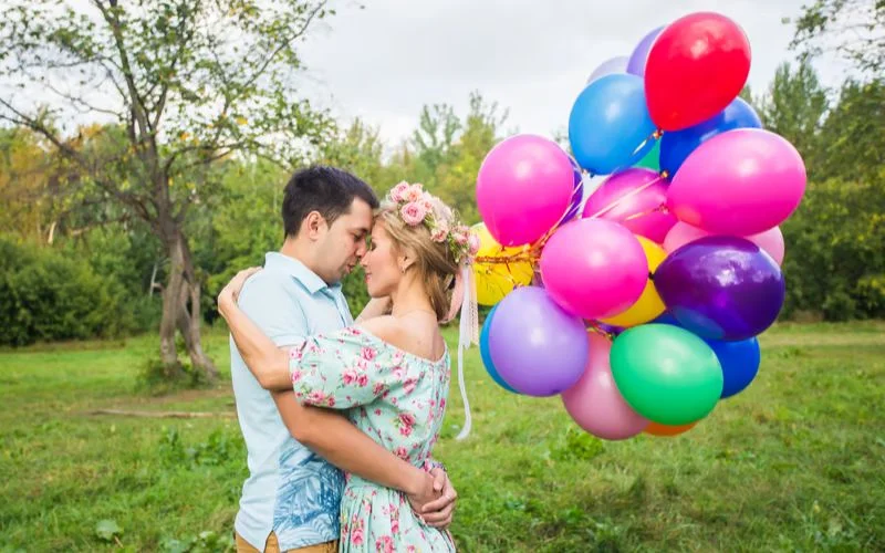 sweethearts photoshoot ideas, photo shoot with heart props, Valentine’s Day couple photography,