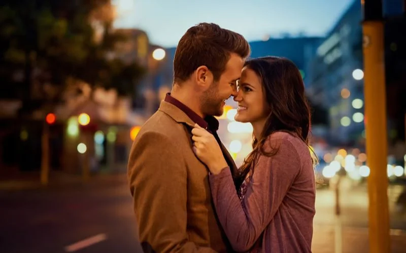 Valentine’s Day photoshoot poses, love-filled photography ideas, intimate couple shoot ideas, couple photo ideas for Valentines.