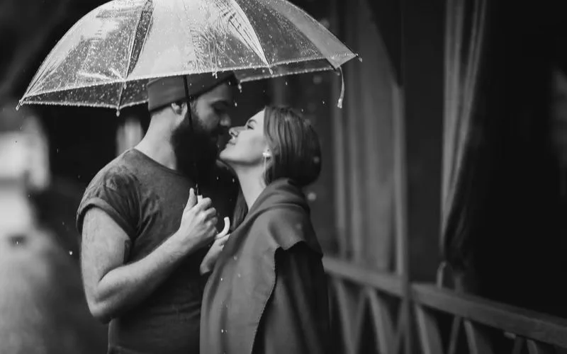 Valentine’s Day photoshoot poses, love-filled photography ideas, intimate couple shoot ideas, couple photo ideas for Valentines.